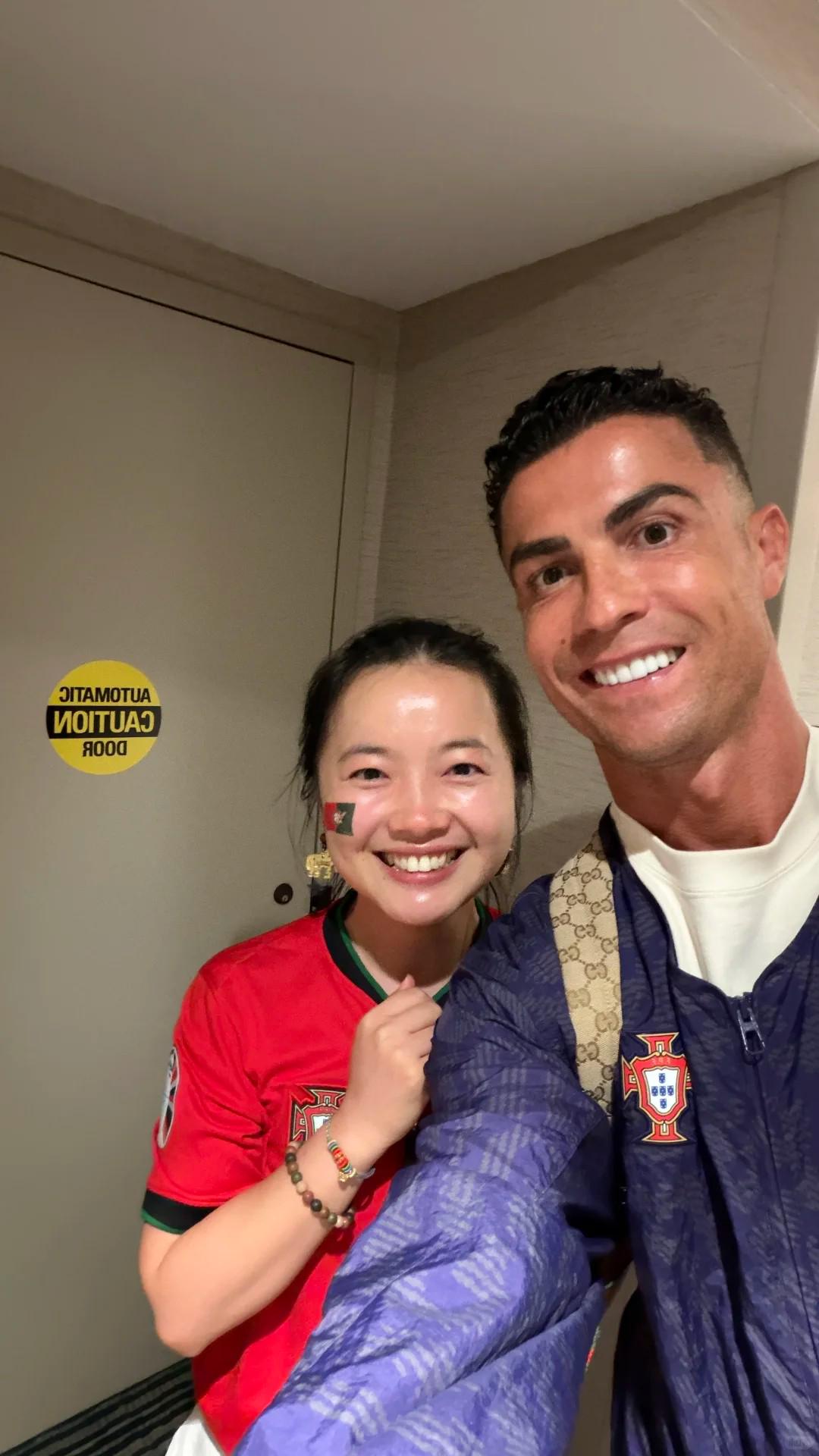 一中国女球迷在电梯间偶遇C罗，被单独拉到消防通道合影