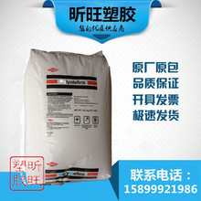男子边走边低头看手机 误入叉车盲区惨遭碾压 网友：这就是拿命在玩